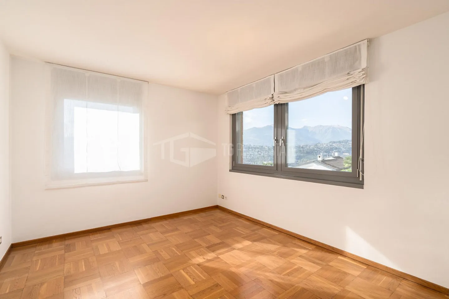 Villa mit Pool und Seeblick - Foto 6 von 13