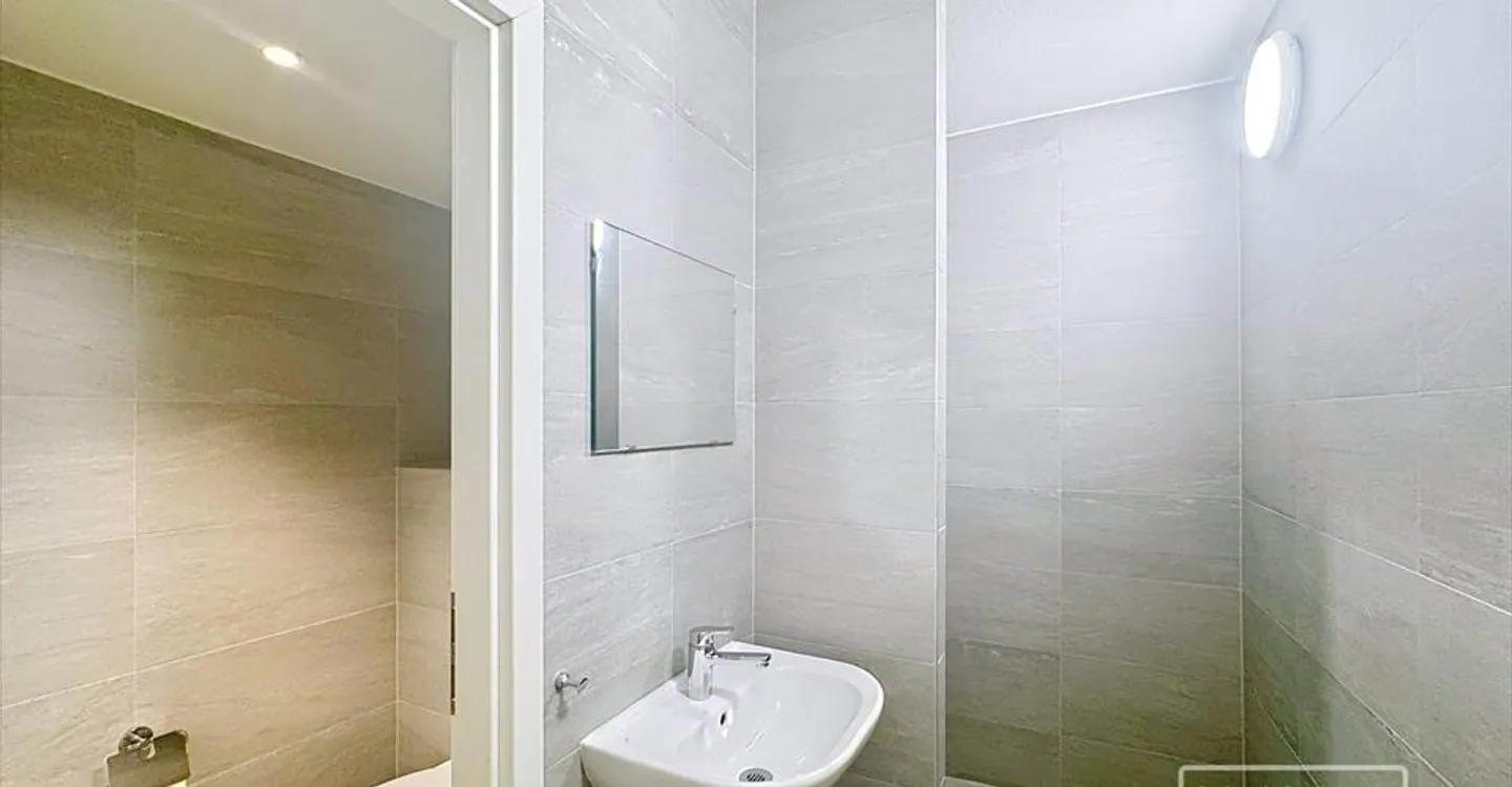 Office space for rent - Photo 5 of 8