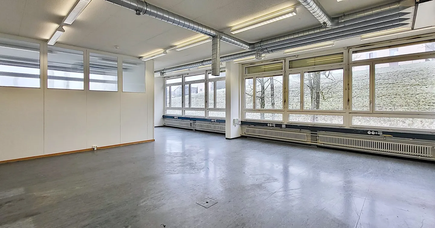 Spazio commerciale alto con grande ascensore merci - 86 m2 a Hombrechtikon - Foto 2 di 6