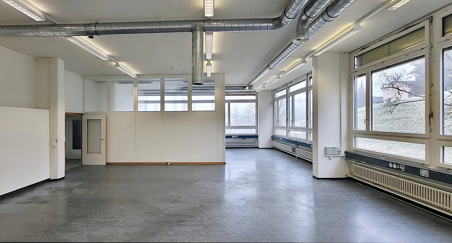 Spazio commerciale alto con grande ascensore merci - 86 m2 a Hombrechtikon - Foto 3 di 6