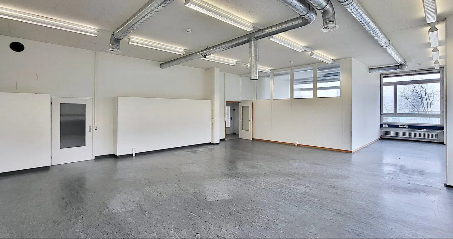 Spazio commerciale alto con grande ascensore merci - 86 m2 a Hombrechtikon - Foto 4 di 6