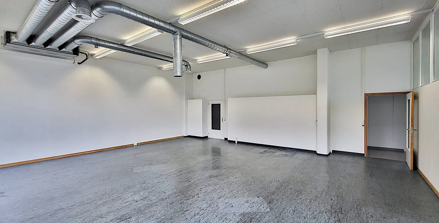 Spazio commerciale alto con grande ascensore merci - 86 m2 a Hombrechtikon - Foto 5 di 6