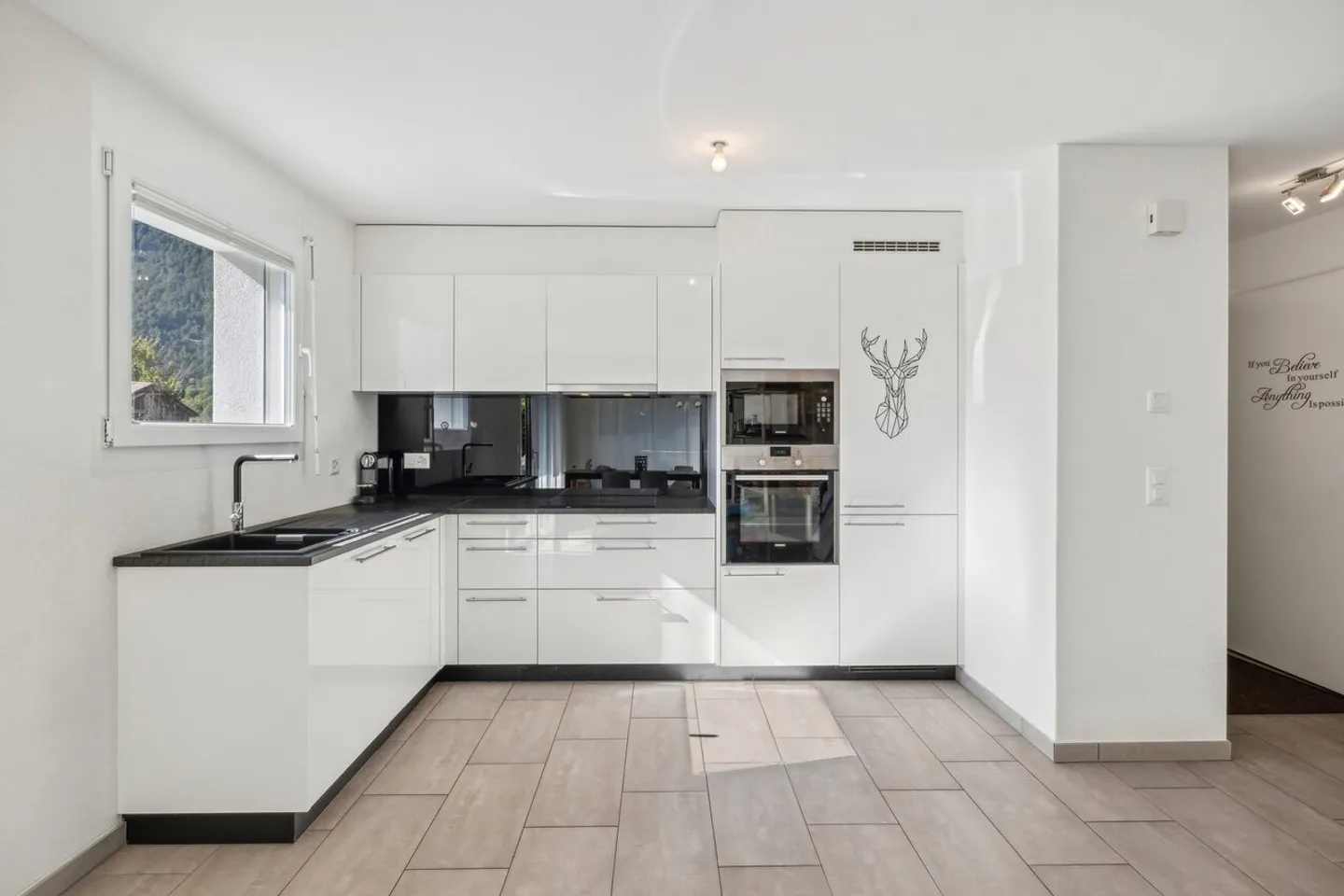 «3.5 Zimmerwohnung mit Südterrasse und Bergblick» - Foto 3 von 9