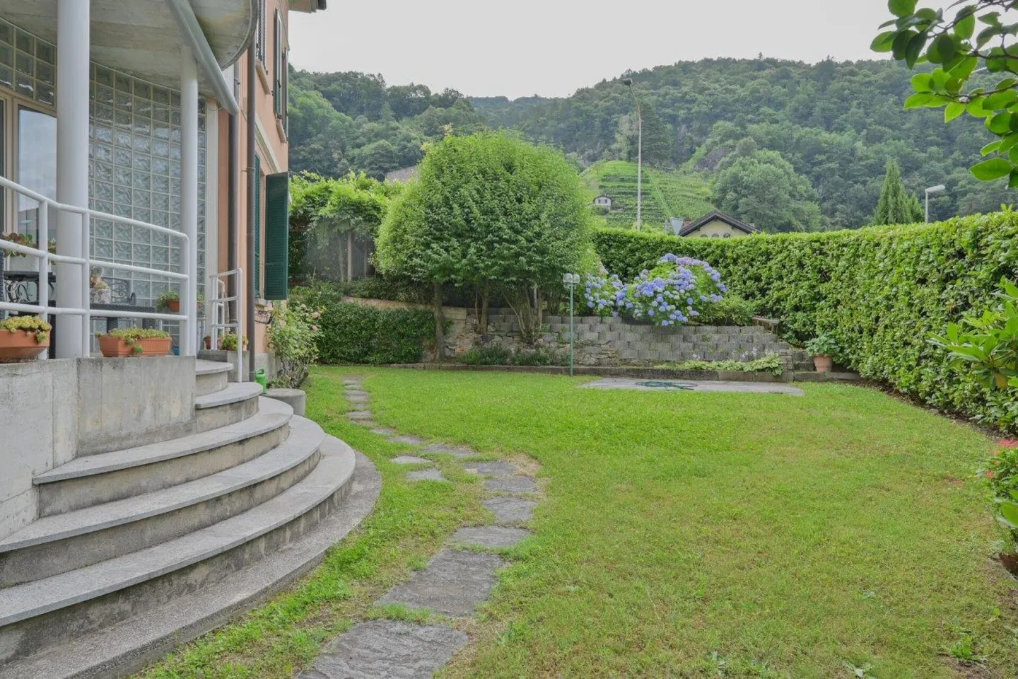 Appartamento con grande giardino in una casa bifamiliare in una posizione ricercata - Foto 1 di 13