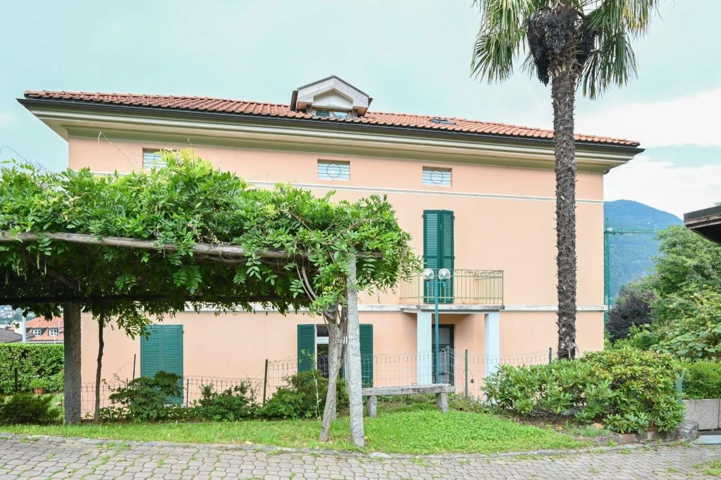 Appartamento con grande giardino in una casa bifamiliare in una posizione ricercata - Foto 3 di 13