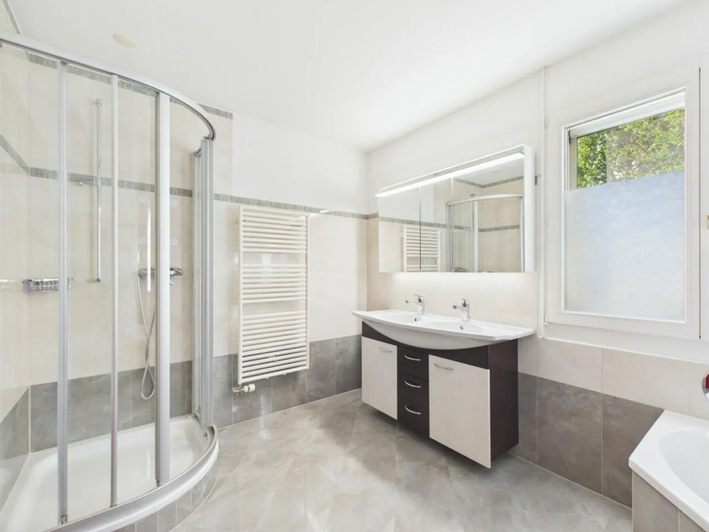 Exclusive family apartment in a quiet residential area centrally located - Photo 8 of 12