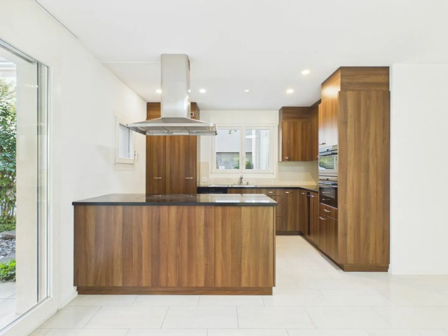 Exclusive family apartment in a quiet residential area centrally located - Photo 2 of 12