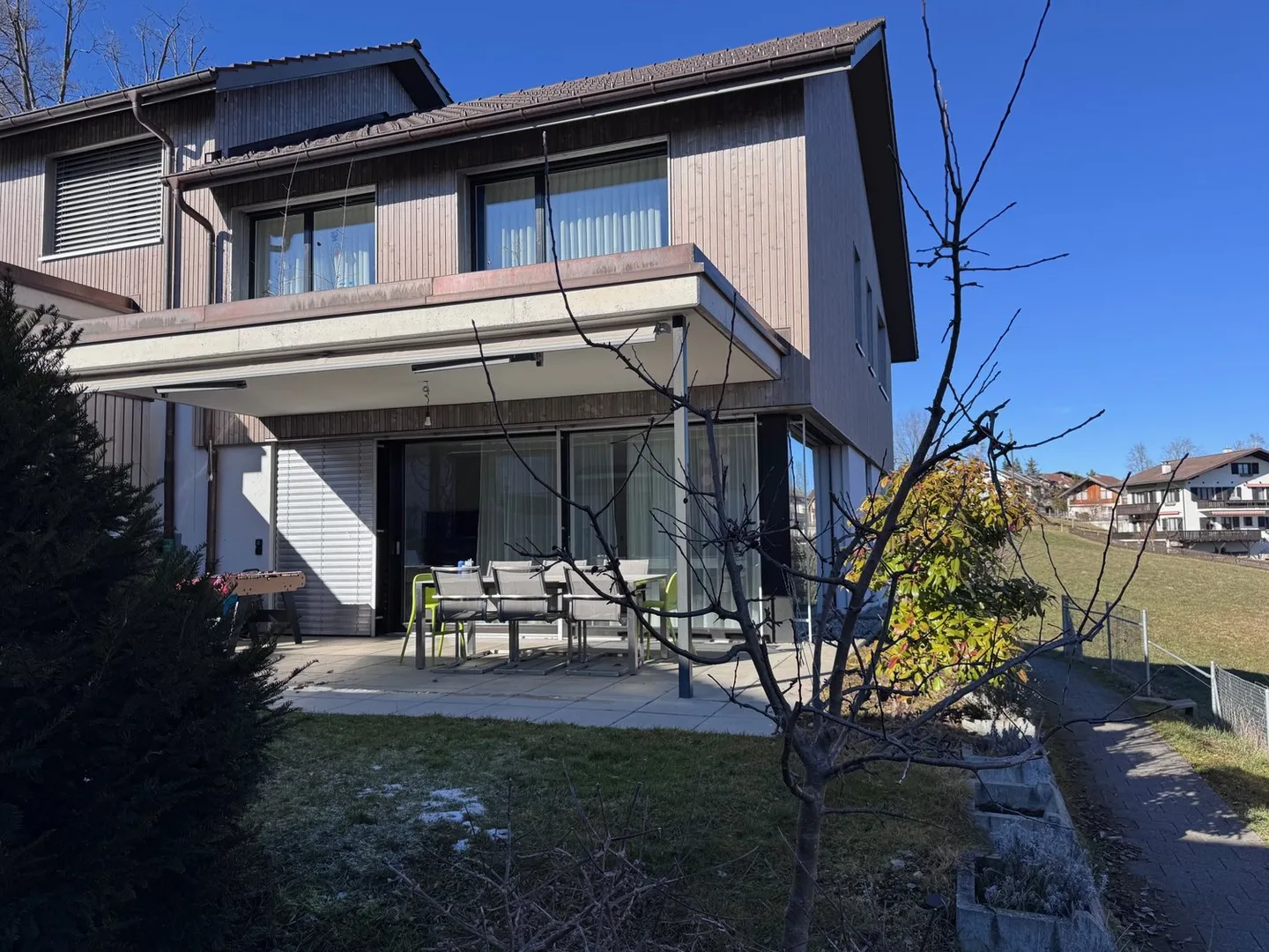 Modern 6.5-room semi-detached house with mountain view in Uebeschi - Photo 1 of 13