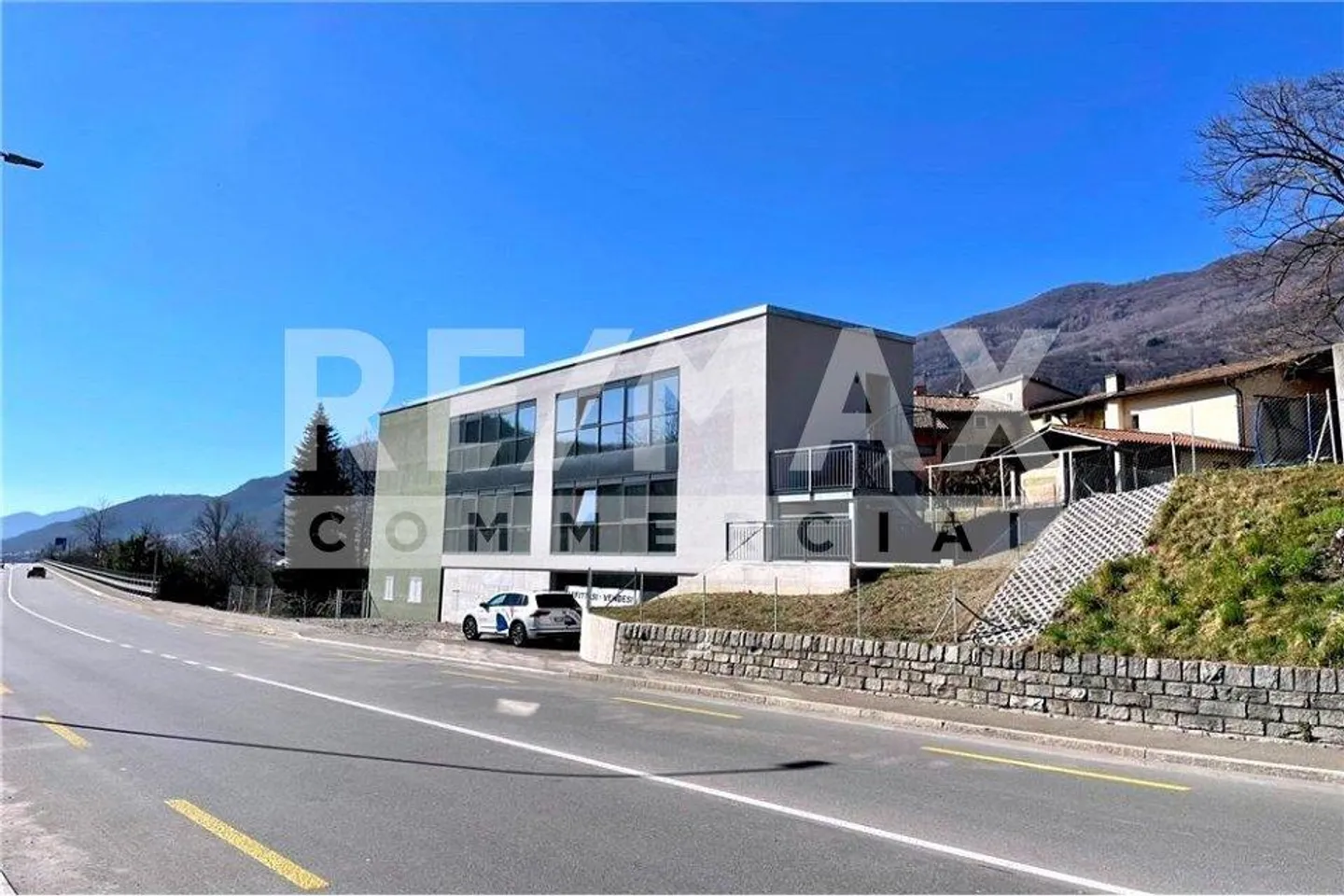 Bâtiment commercial tout neuf - Photo 1 sur 13