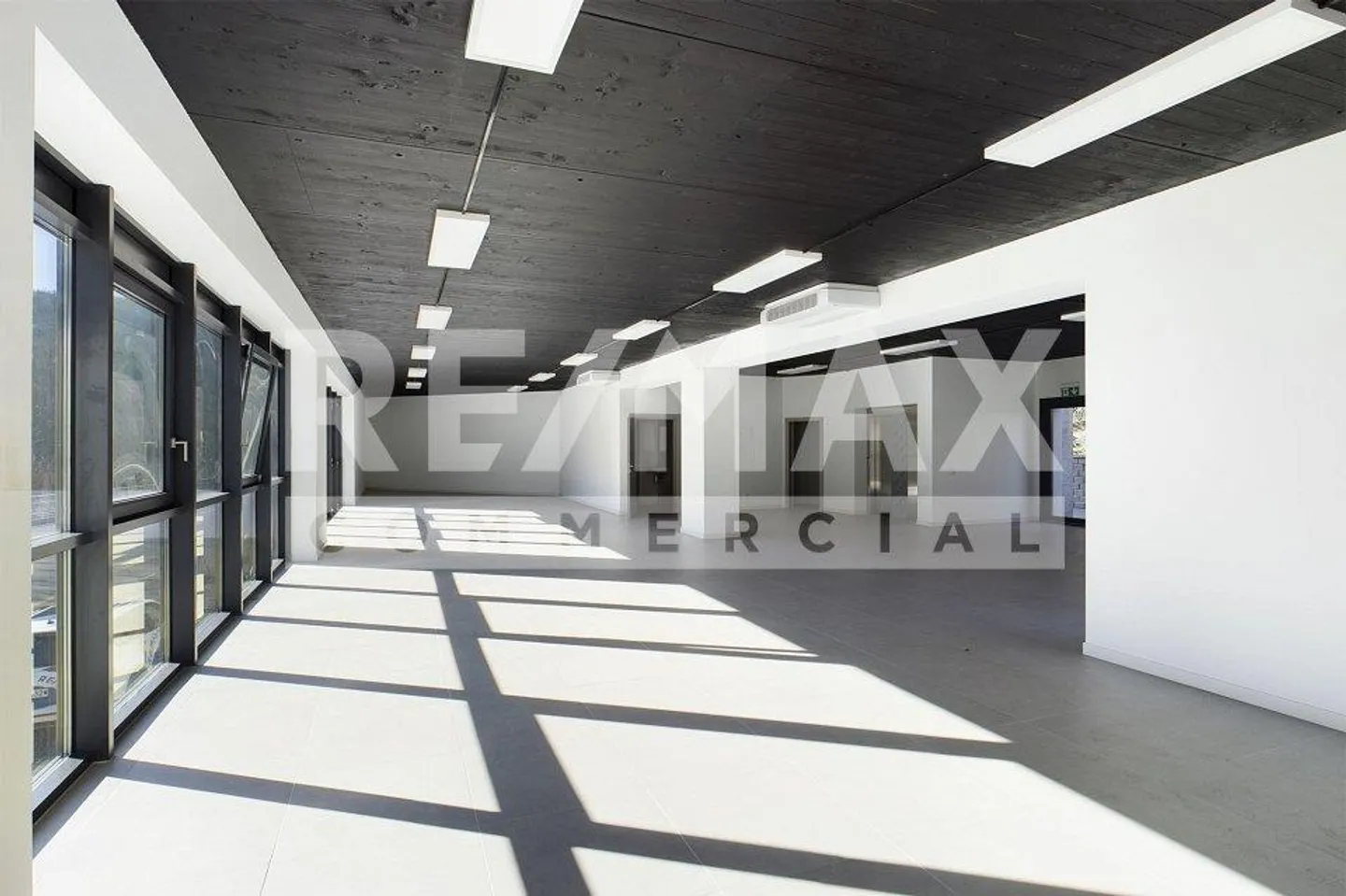 Bâtiment commercial tout neuf - Photo 3 sur 13
