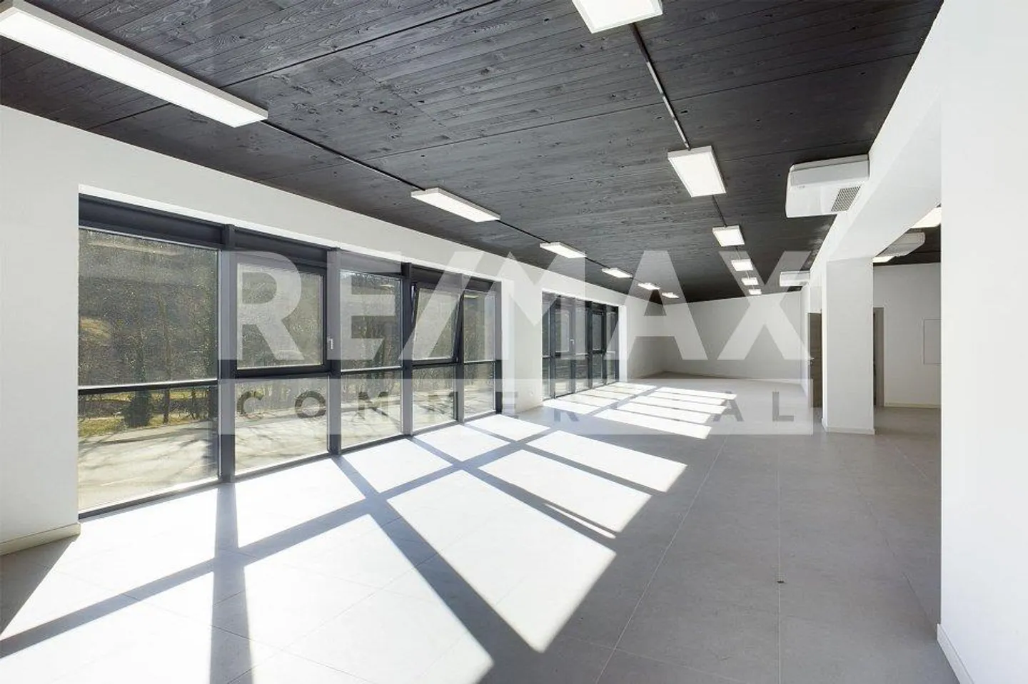 Bâtiment commercial tout neuf - Photo 6 sur 13