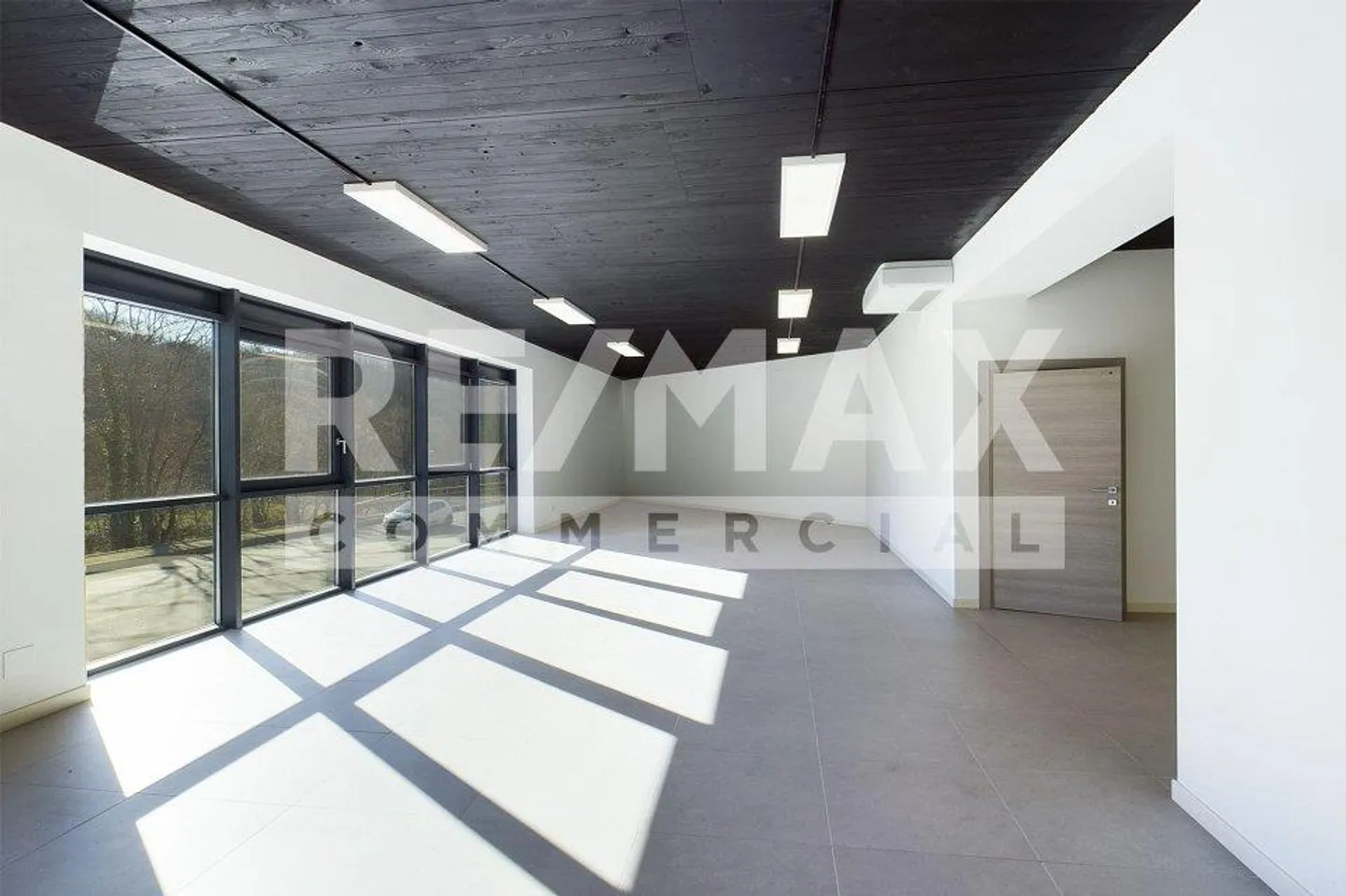 Bâtiment commercial tout neuf - Photo 12 sur 13