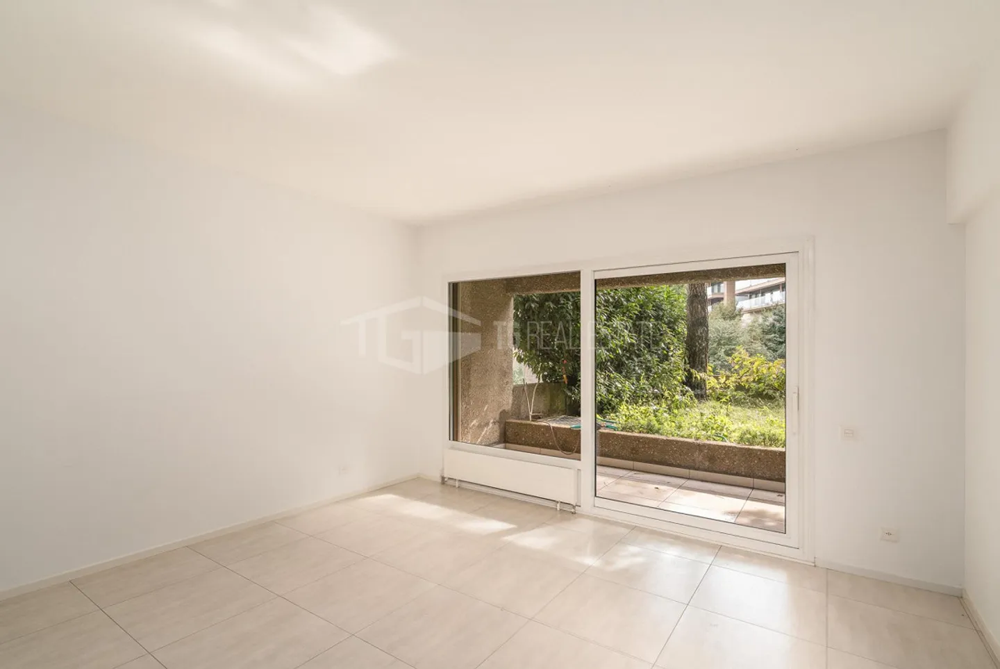 Appartement de 2.5 pièces avec jardin - Photo 3 sur 6