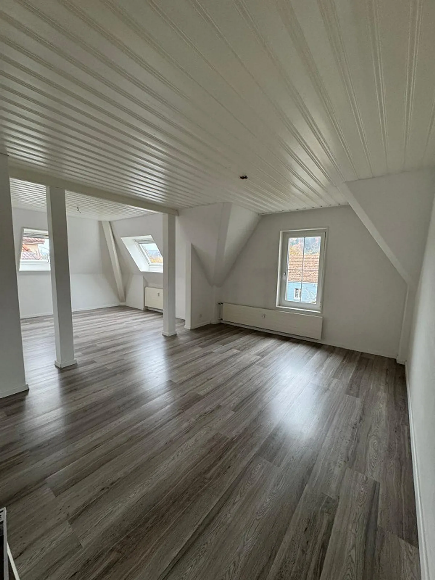 SPACIOUS AND BRIGHT IN A CENTRAL LOCATION - Photo 2 of 5