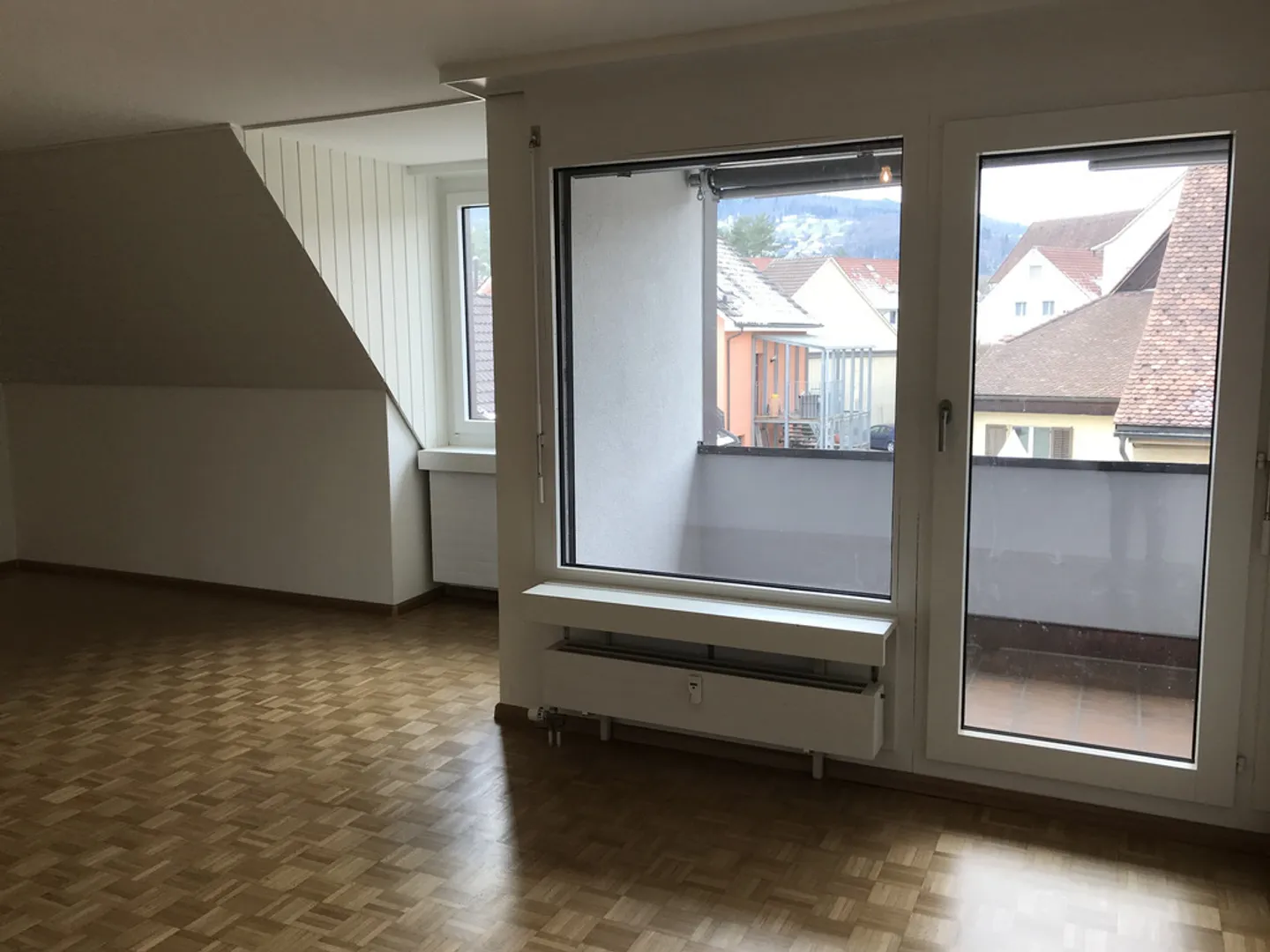 3.5-ZIMMERWOHNUNG AN ZENTRALER LAGE IN AESCH  - Foto 4 von 7