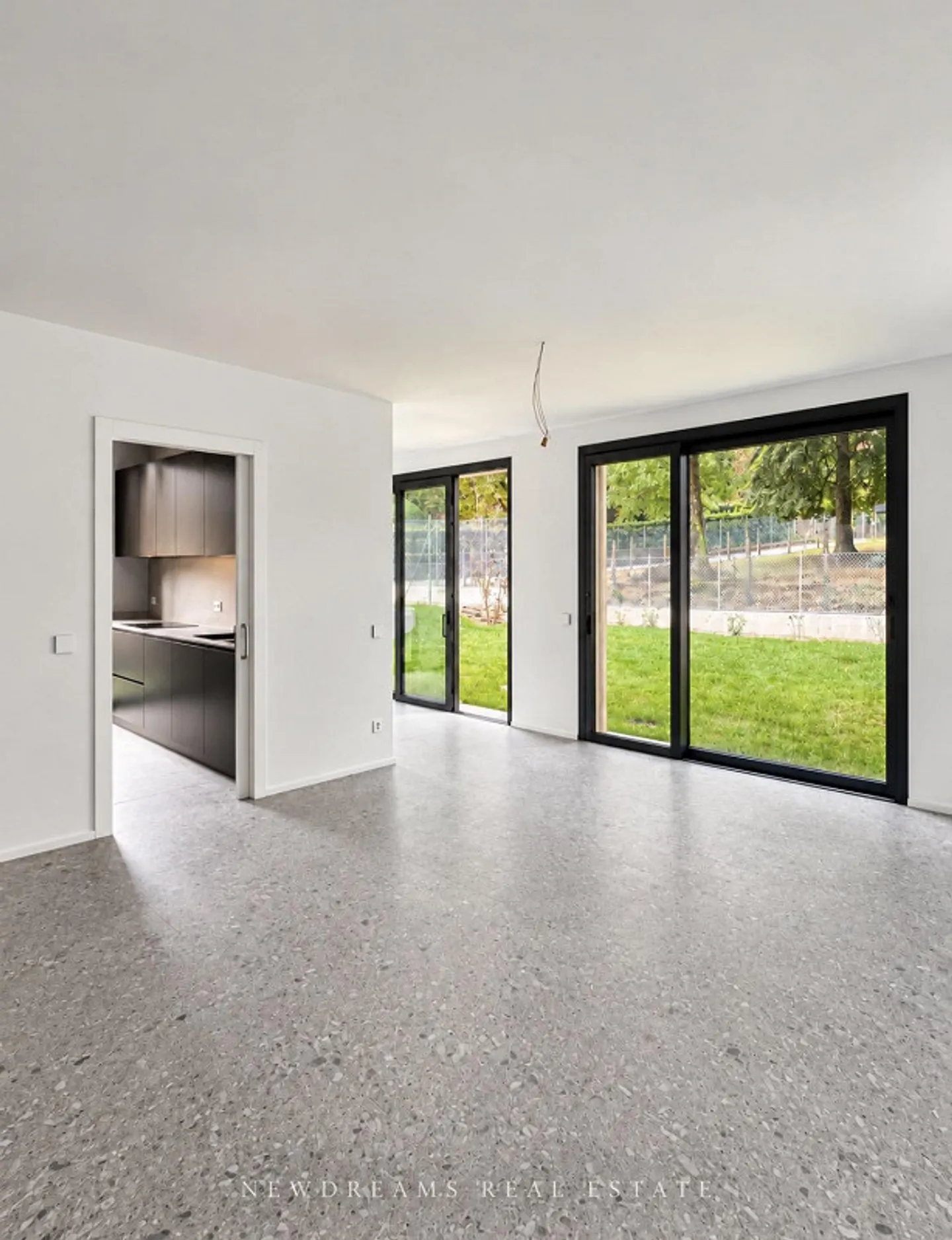 STUNDEVOLLES NEUES WOHNUNG UMGEBEN VON GRÜN MIT PRIVATGARTEN - Foto 2 von 23