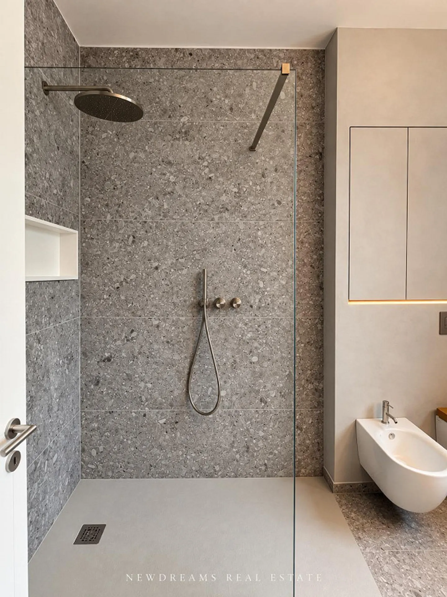 STUNDEVOLLES NEUES WOHNUNG UMGEBEN VON GRÜN MIT PRIVATGARTEN - Foto 9 von 23