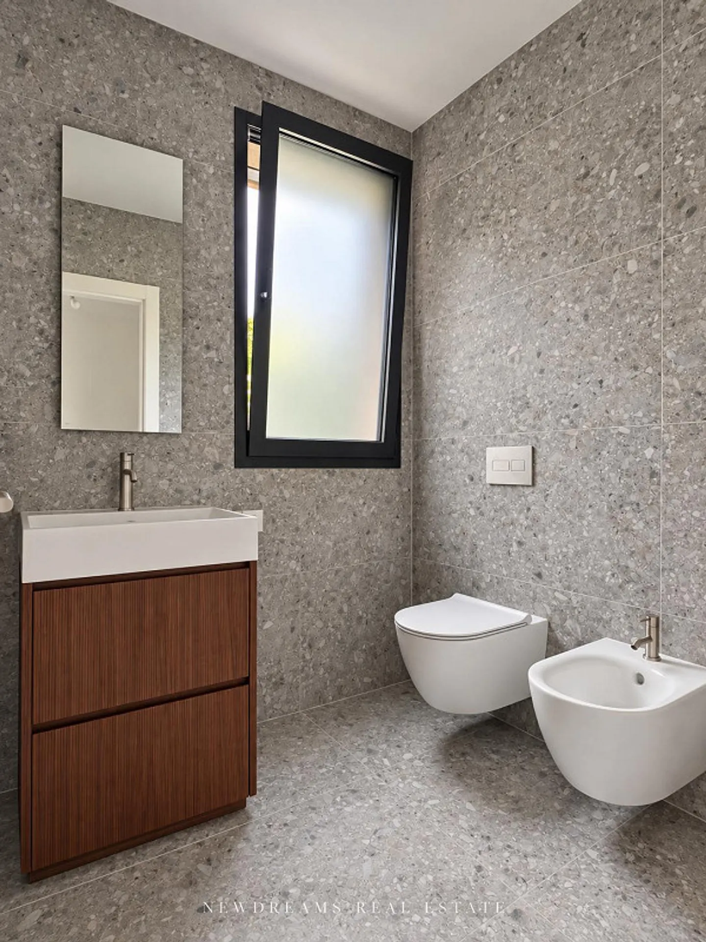 STUNDEVOLLES NEUES WOHNUNG UMGEBEN VON GRÜN MIT PRIVATGARTEN - Foto 13 von 23