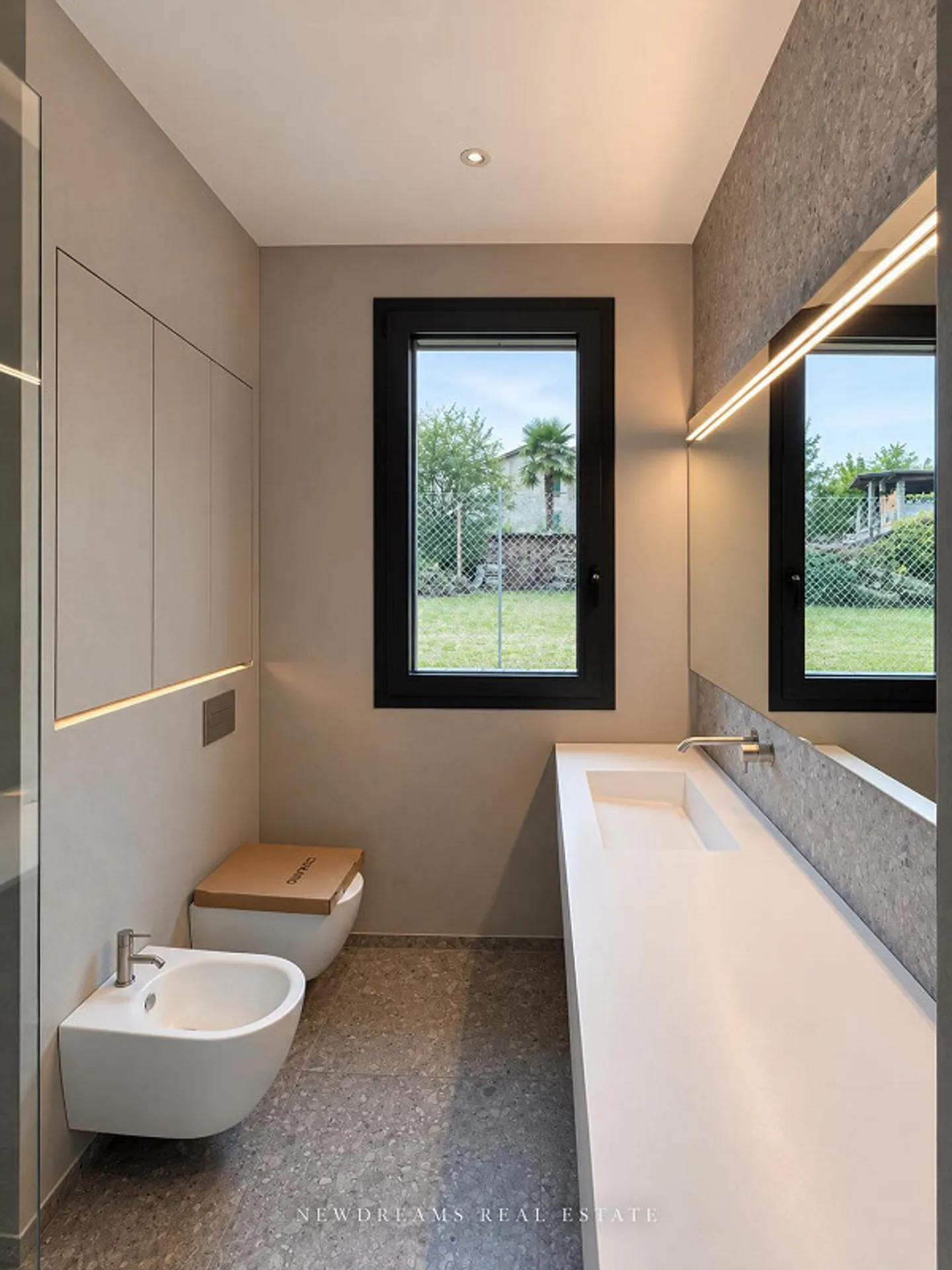 STUNDEVOLLES NEUES WOHNUNG UMGEBEN VON GRÜN MIT PRIVATGARTEN - Foto 10 von 23