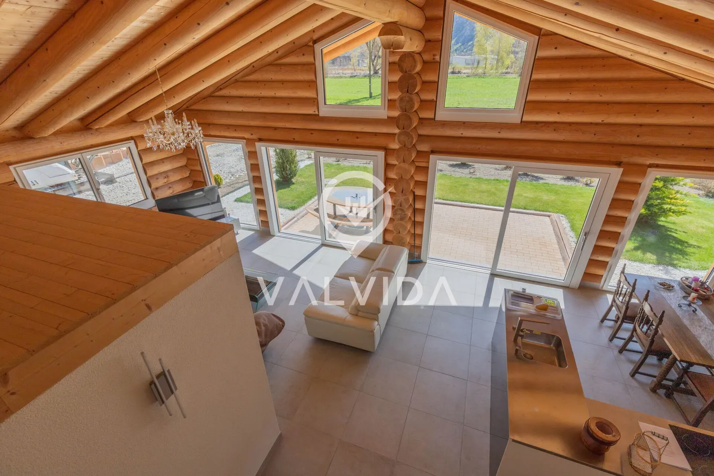 Exklusives Rundholzhaus - Modernes Wohnen im Naturstil - Foto 2 von 25