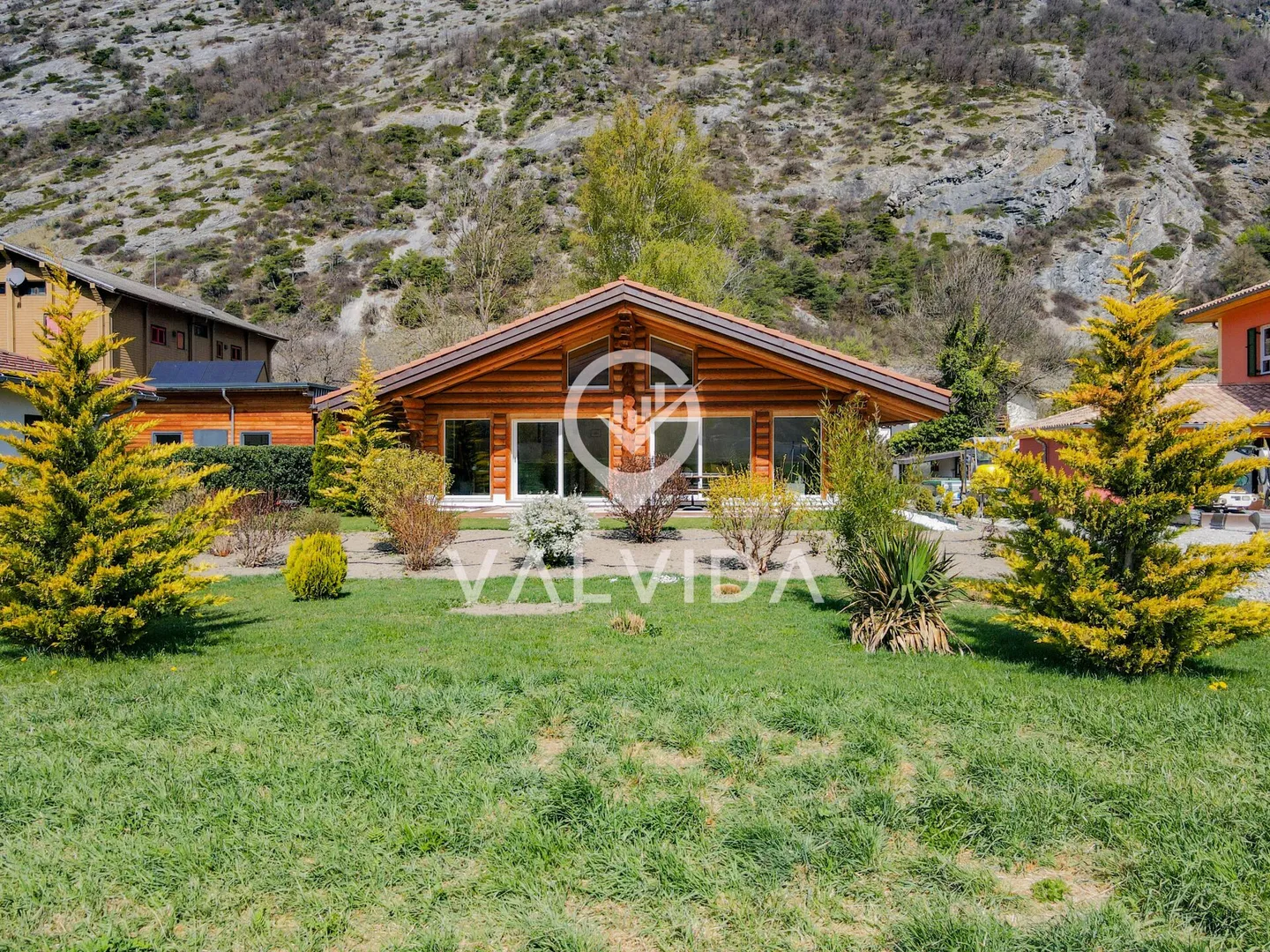 Exklusives Rundholzhaus - Modernes Wohnen im Naturstil - Foto 3 von 25