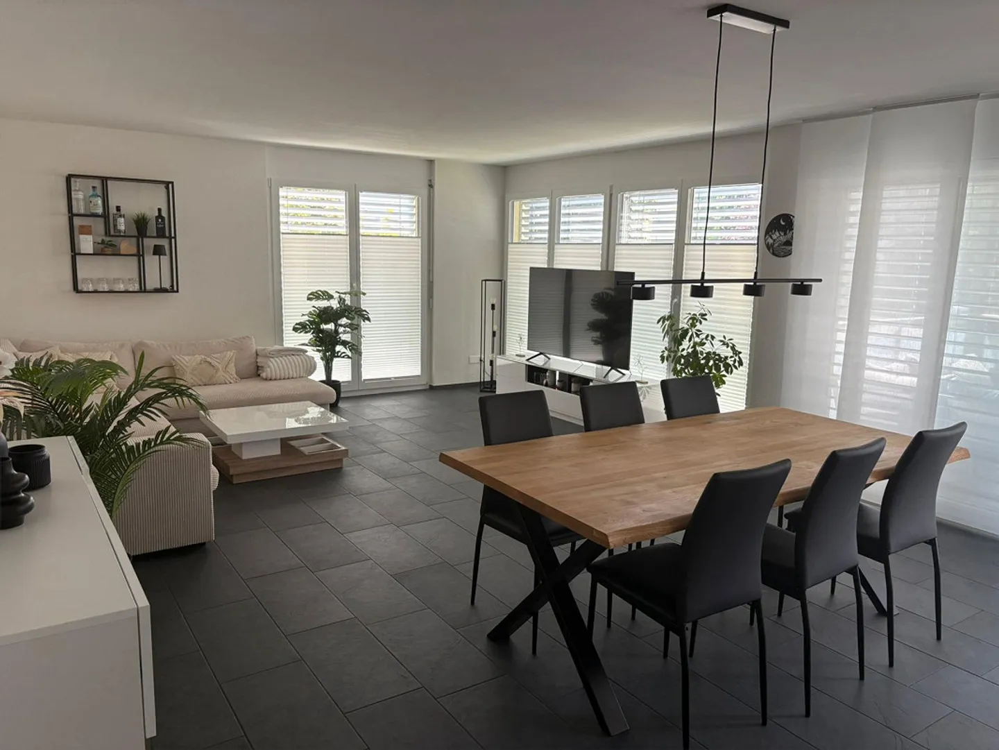 Appartement lumineux de 4,5 pièces incluant une place de parking dans le garage souterrain - Photo 2 sur 11