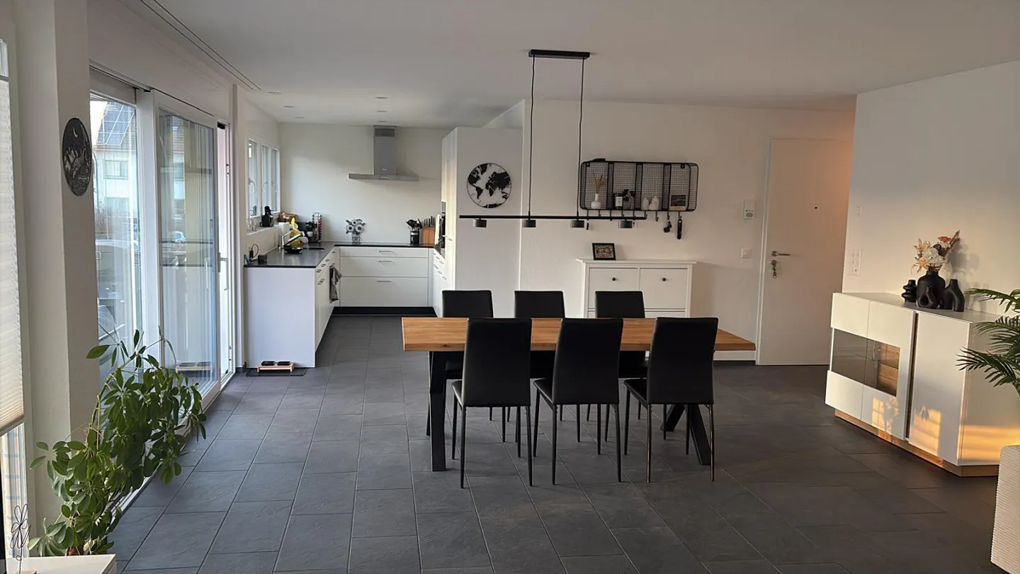 Appartement lumineux de 4,5 pièces incluant une place de parking dans le garage souterrain - Photo 4 sur 11