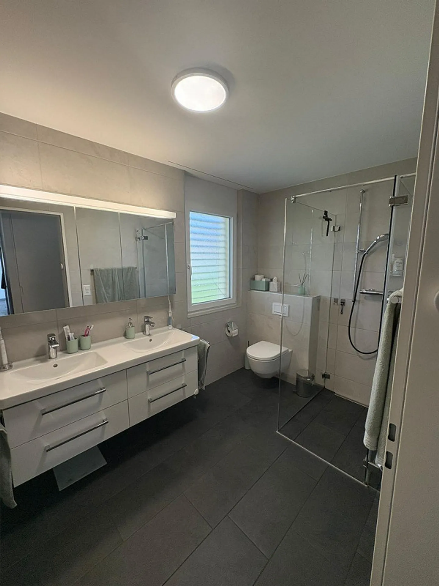Appartement lumineux de 4,5 pièces incluant une place de parking dans le garage souterrain - Photo 6 sur 11