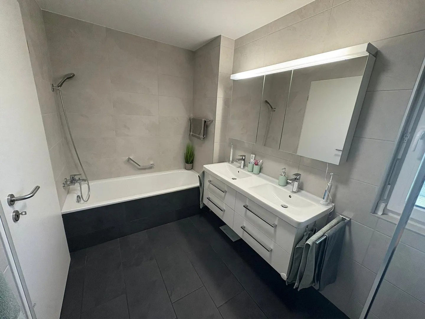 Appartement lumineux de 4,5 pièces incluant une place de parking dans le garage souterrain - Photo 7 sur 11