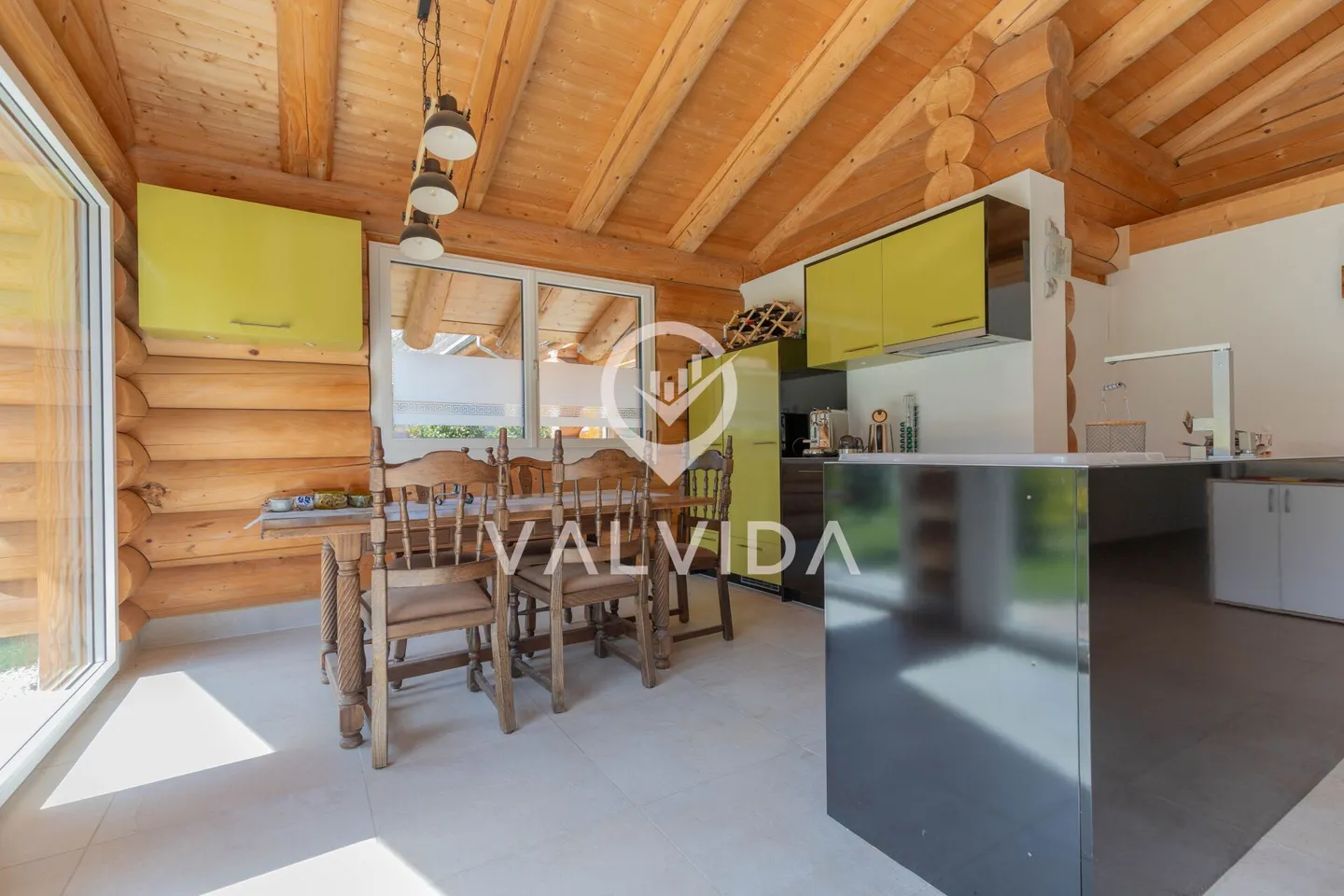 Exklusives Rundholzhaus - Modernes Wohnen im Naturstil - Foto 7 von 25