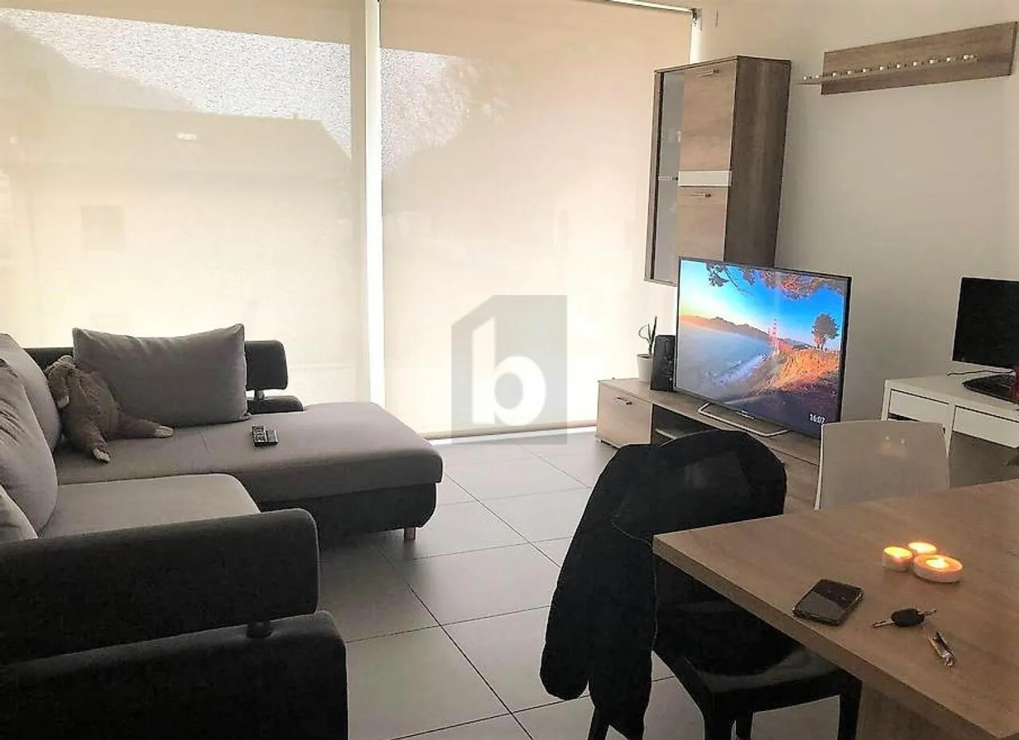 BRIGHT AND MODERN - Photo 1 of 5