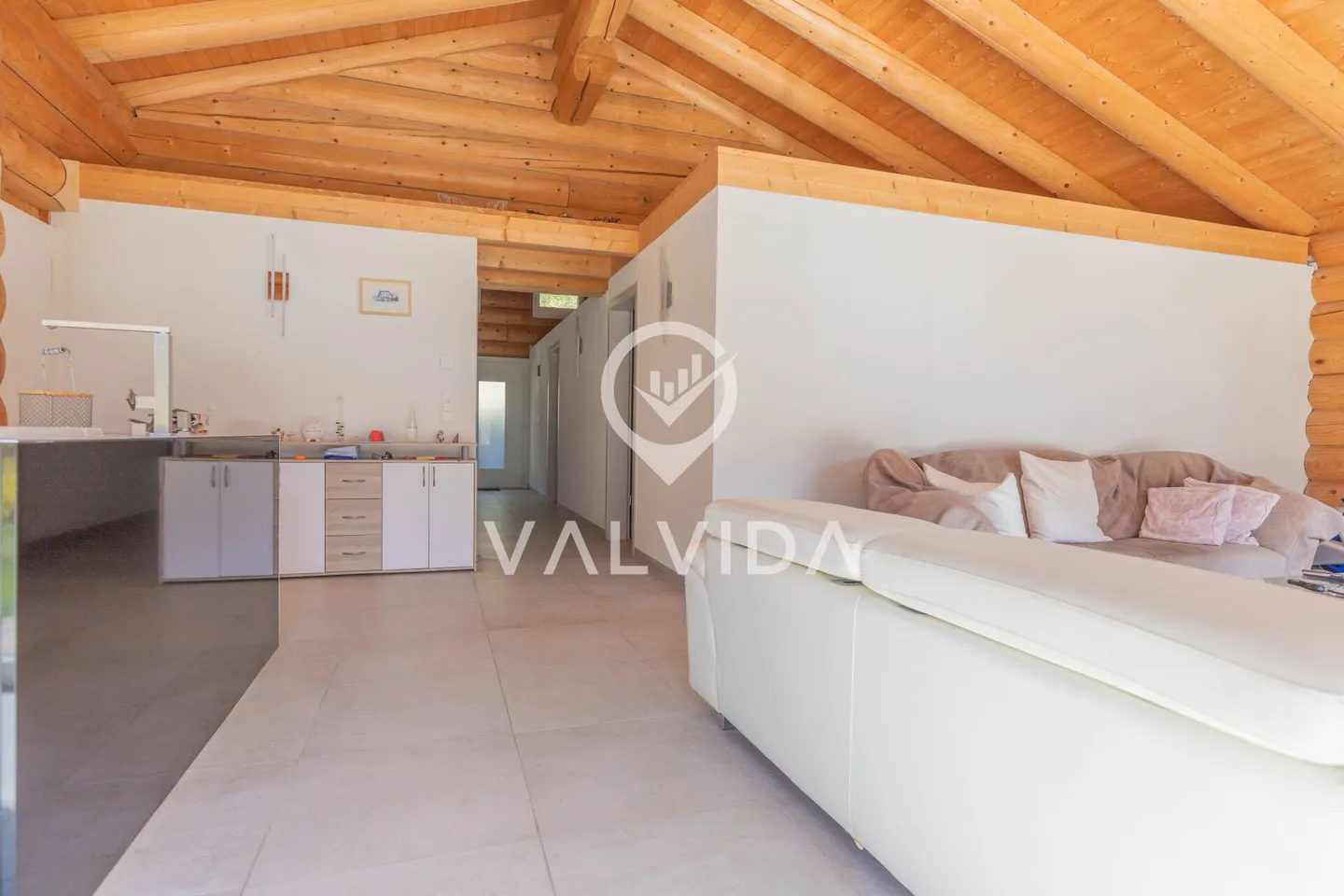 Exklusives Rundholzhaus - Modernes Wohnen im Naturstil - Foto 8 von 25