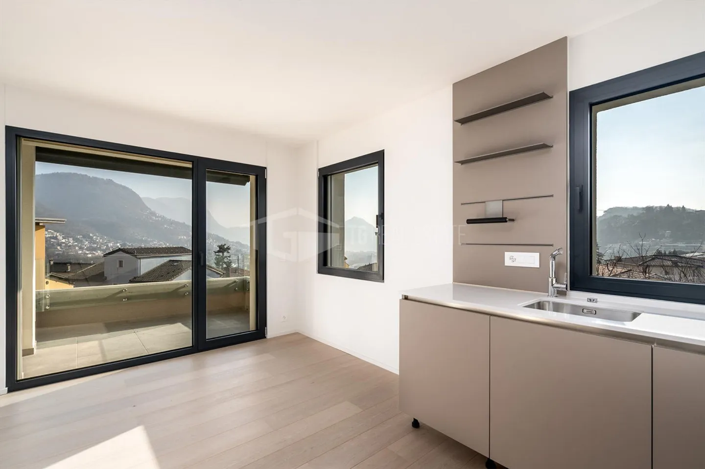 Charmante Dachgeschosswohnung mit Seeblick - Foto 4 von 13