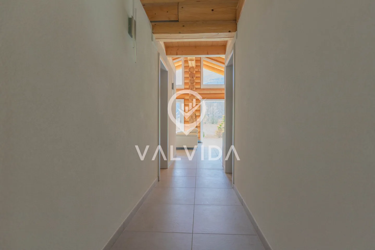 Exklusives Rundholzhaus - Modernes Wohnen im Naturstil - Foto 16 von 25