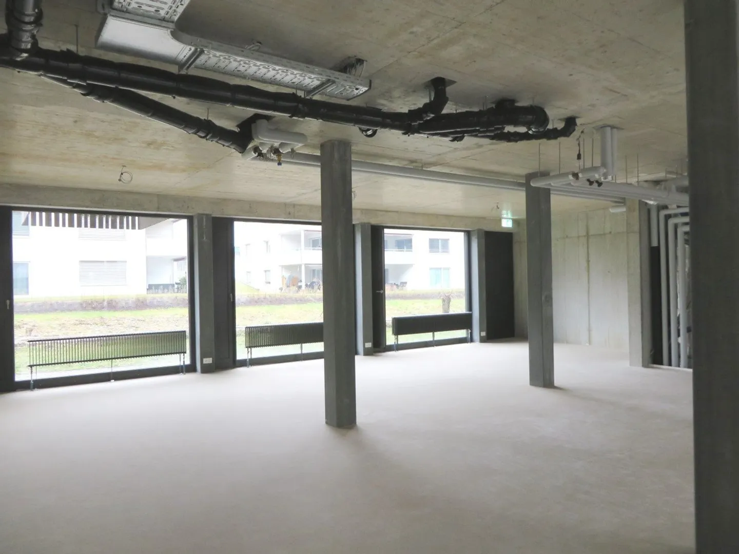 Mixed-use building for rent - Photo 3 of 4