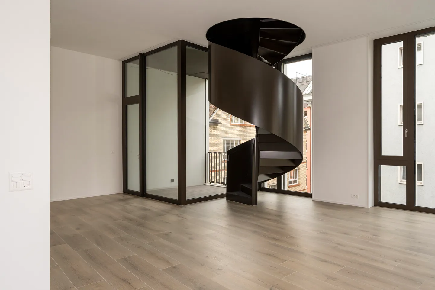 Appartement en duplex de 2,5 pièces avec grande terrasse - Photo 2 sur 7