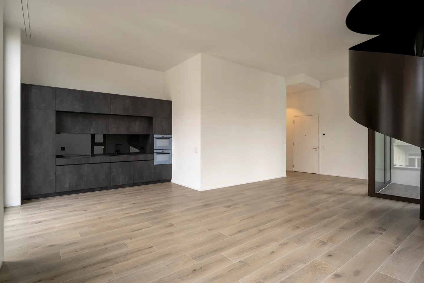 Appartement en duplex de 2,5 pièces avec grande terrasse - Photo 3 sur 7