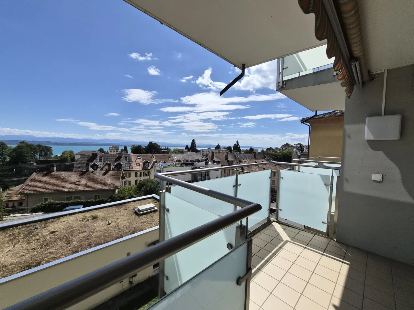 Renovated studio with framing and lake view on the 3rd floor - Photo 1 of 7