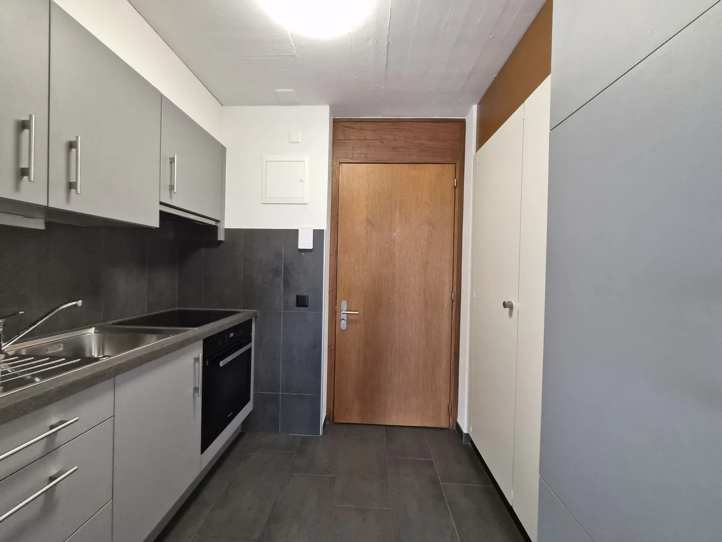Renovated studio with framing and lake view on the 3rd floor - Photo 4 of 7