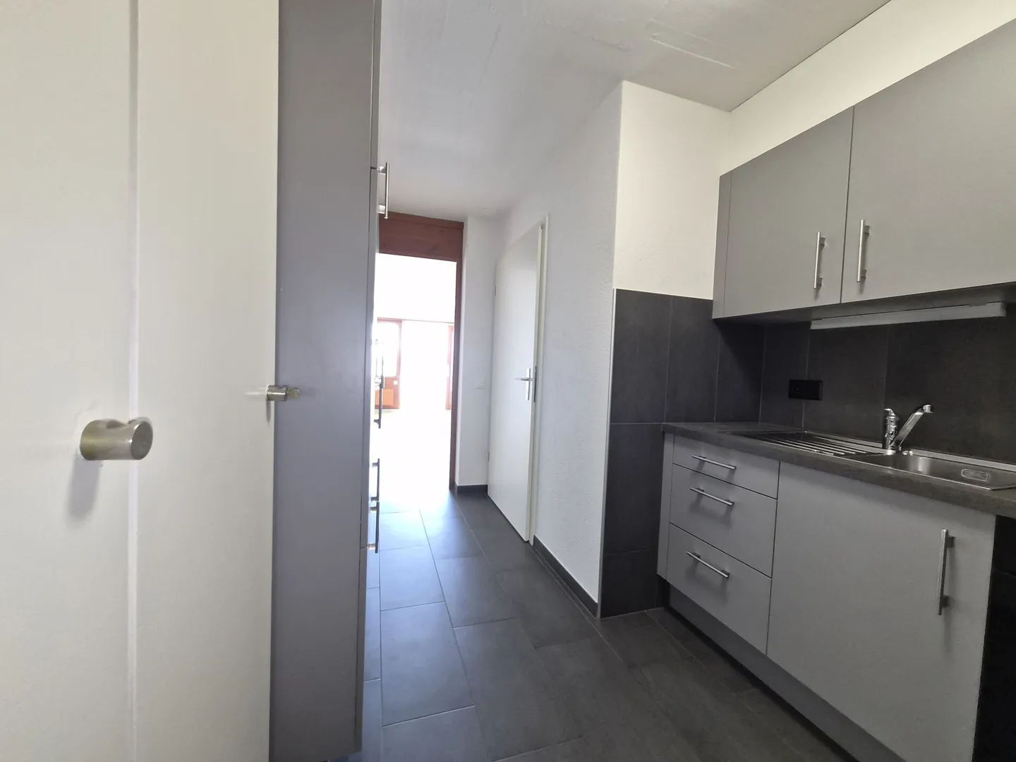 Renovated studio with framing and lake view on the 3rd floor - Photo 6 of 7