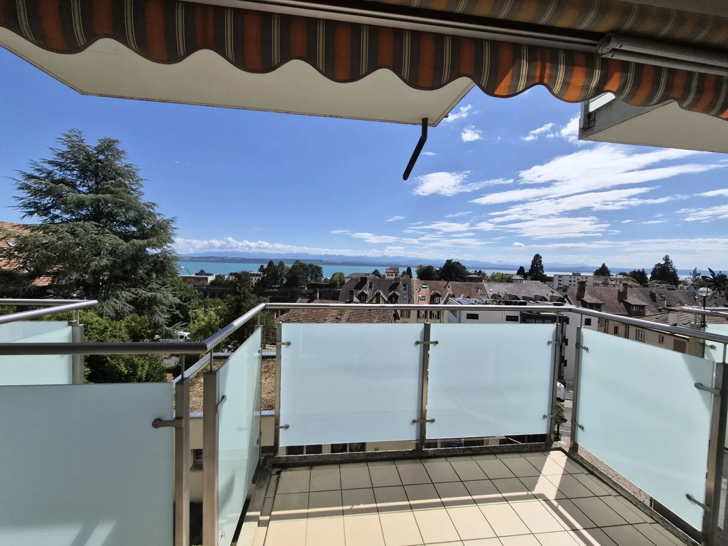 Renovated studio with framing and lake view on the 3rd floor - Photo 7 of 7