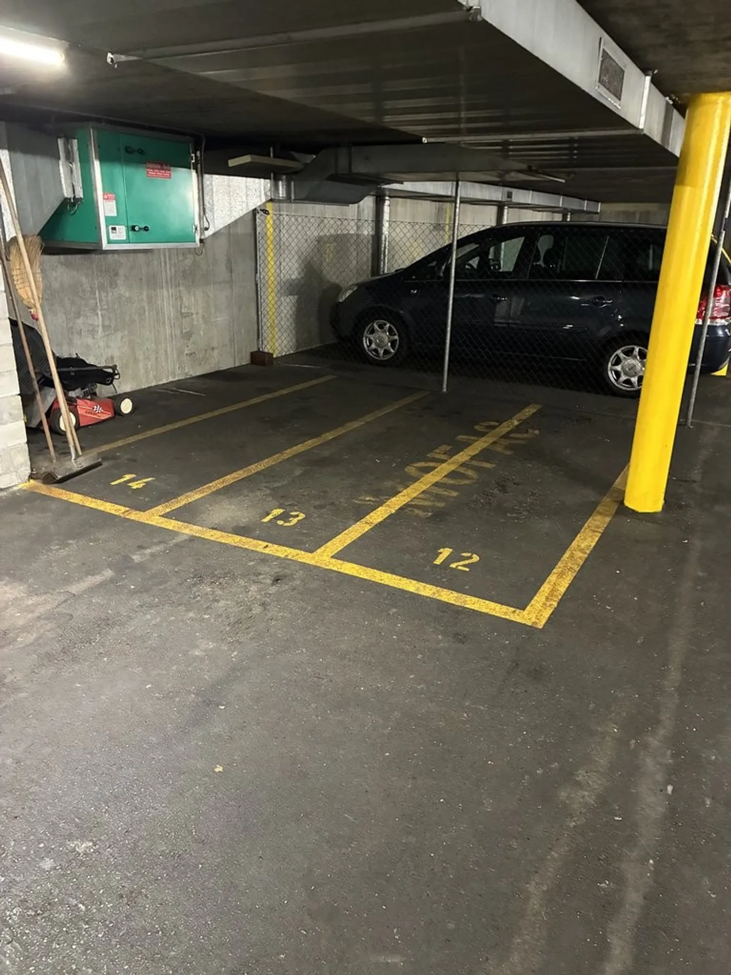 Espace de stationnement pour motos à louer à Lyss - Photo 1 sur 3