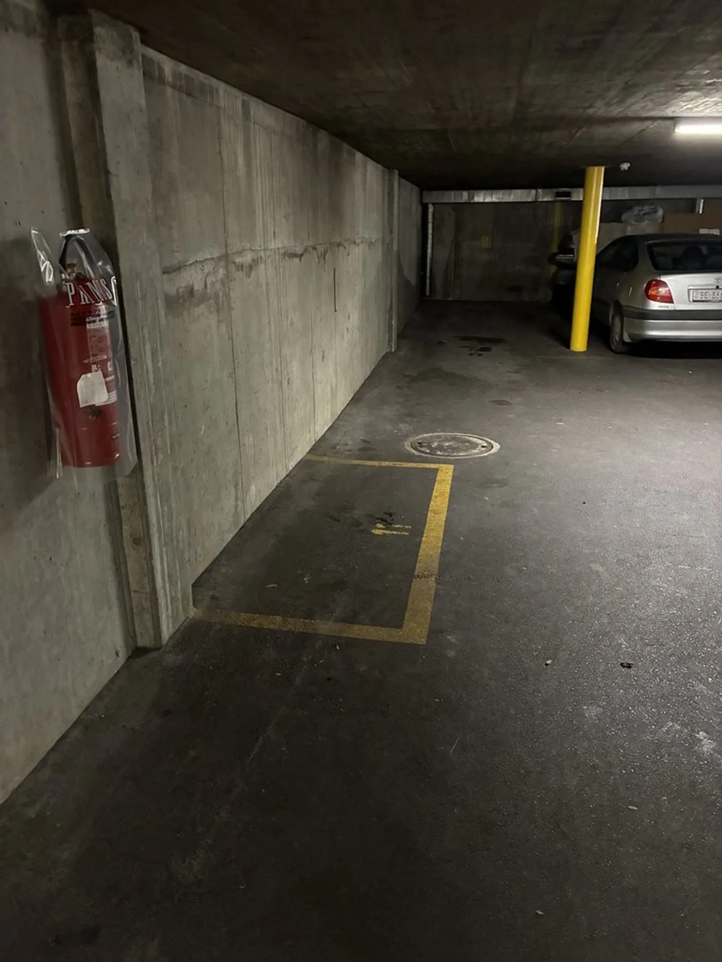 Espace de stationnement pour motos à louer à Lyss - Photo 2 sur 3