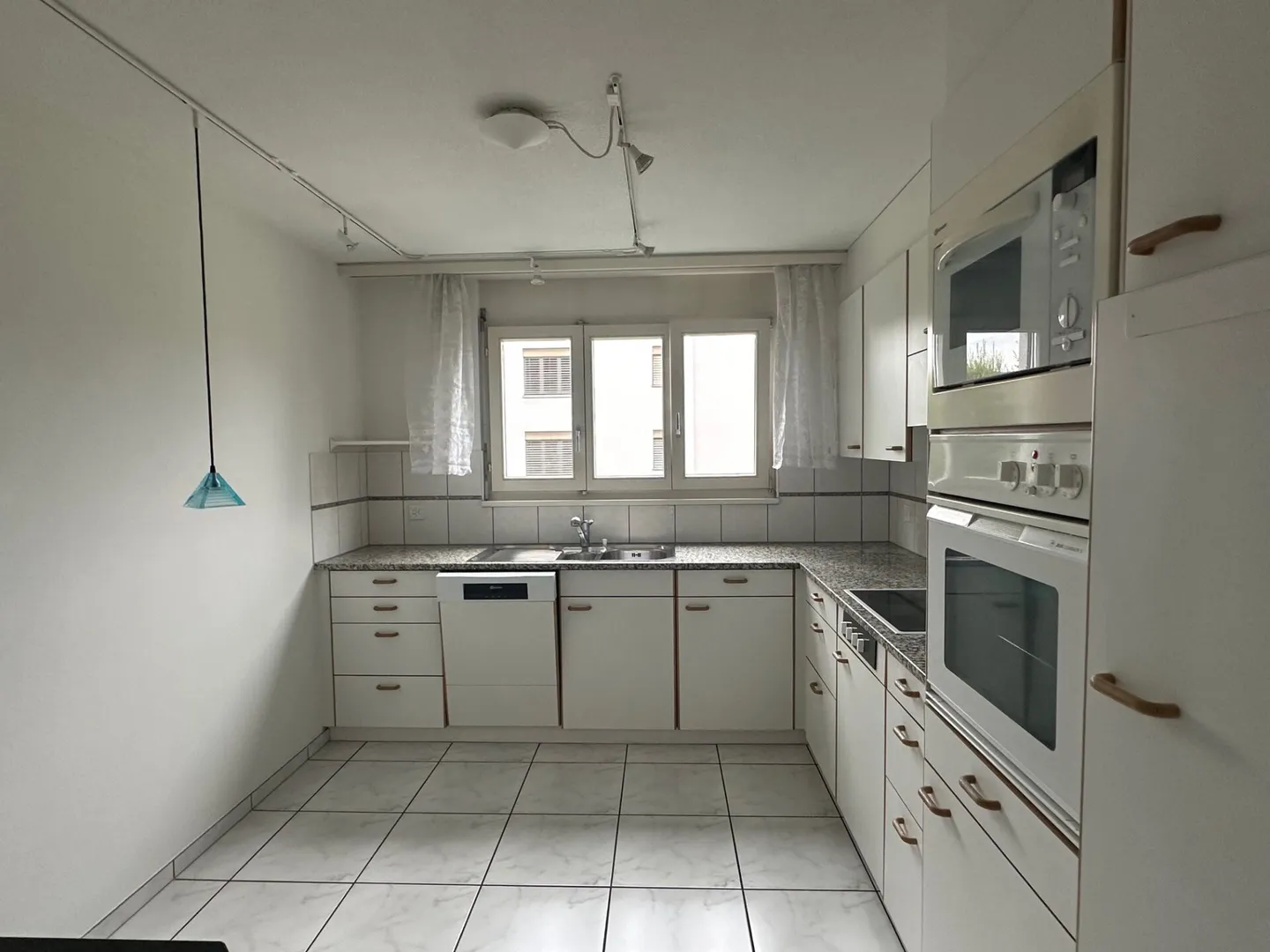 CENTRALE, SOLEGGIATO, BEN CURATO, LA TUA NUOVA CASA A LUPFIG - Foto 3 di 5
