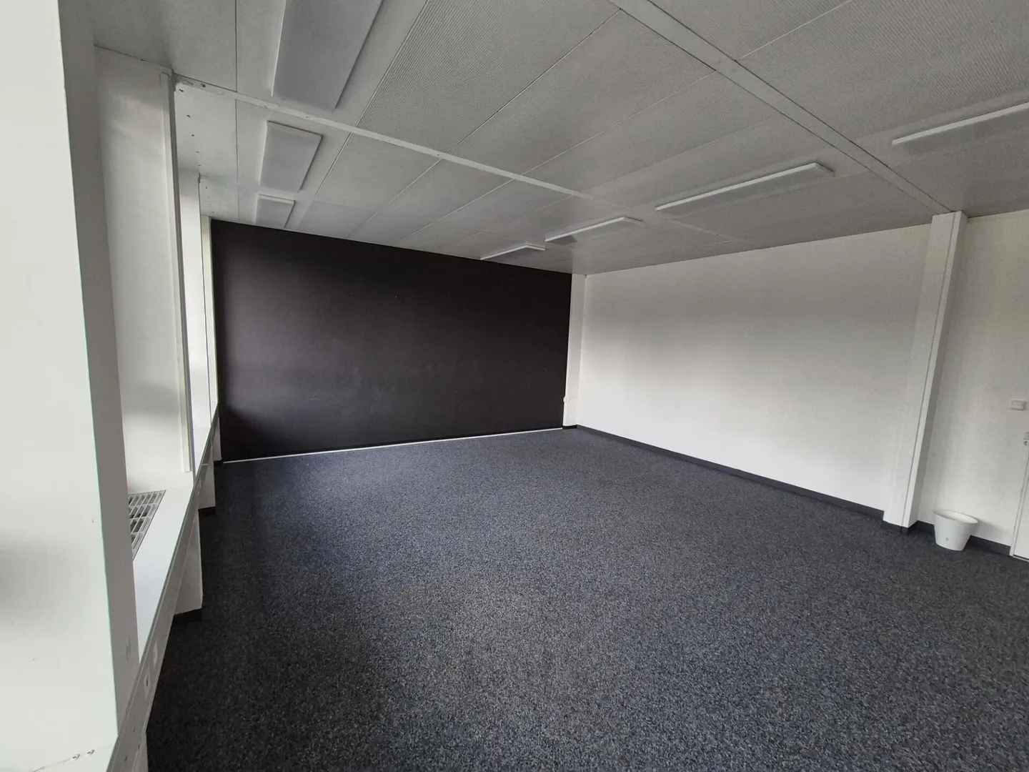 Helles und geräumiges Büro (74.5 m²) im Buss Industriepark Pratteln - Foto 2 von 8
