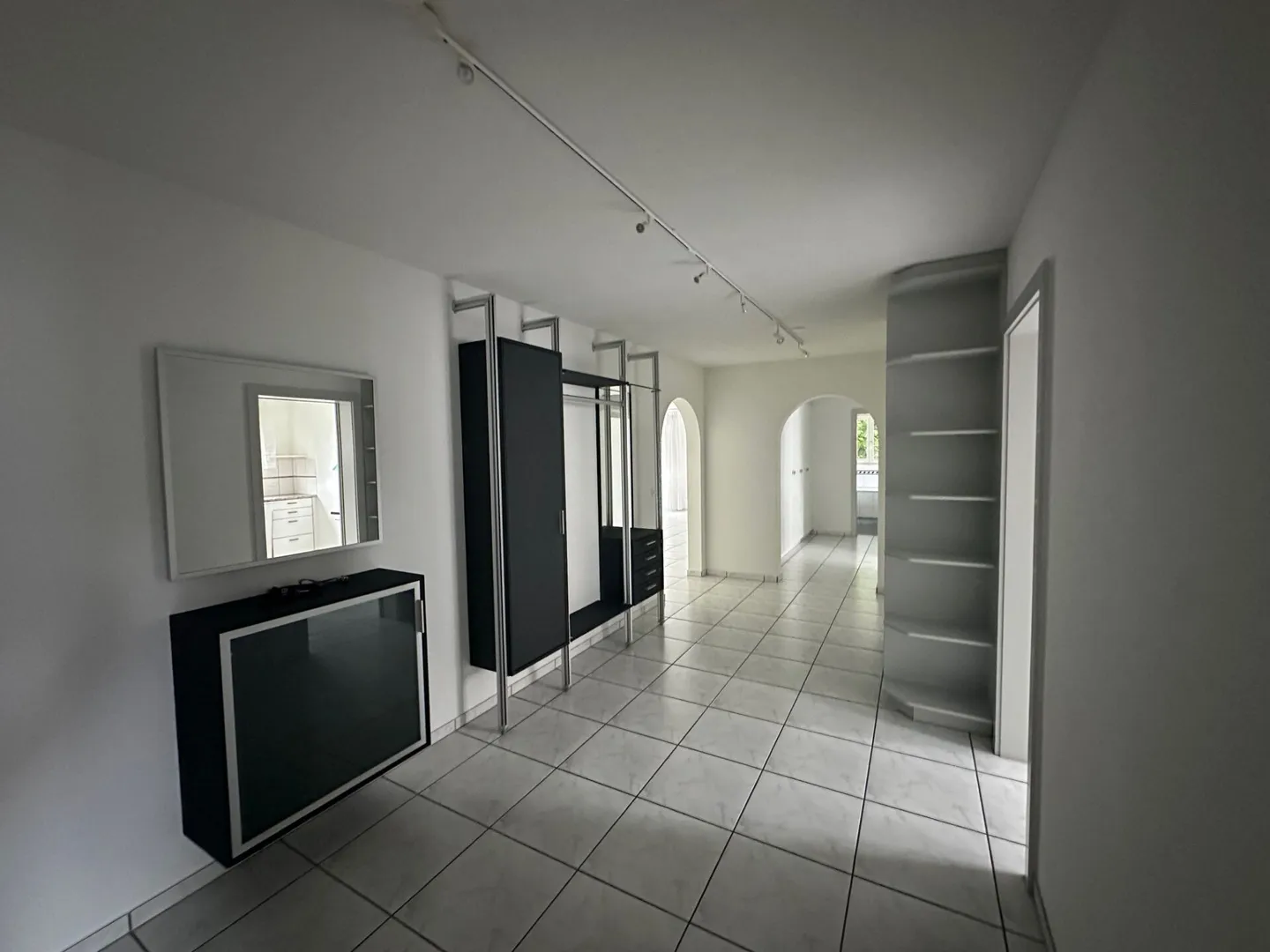 CENTRALE, SOLEGGIATO, BEN CURATO, LA TUA NUOVA CASA A LUPFIG - Foto 5 di 5