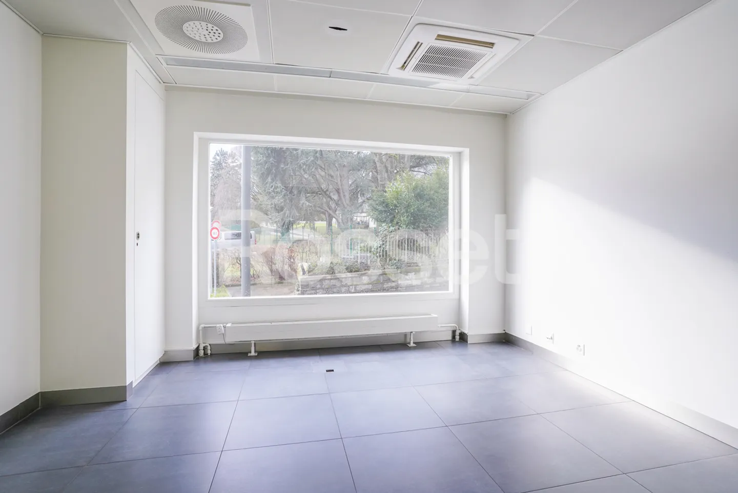 Arcade of approx. 153m² on the ground floor with 121 m² on the lower ground floor - Photo 6 of 7