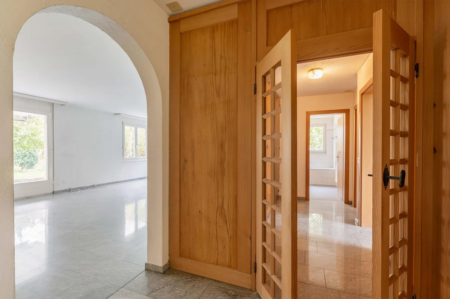 Ampio appartamento con giardino in una posizione tranquilla e centrale - Foto 4 di 12