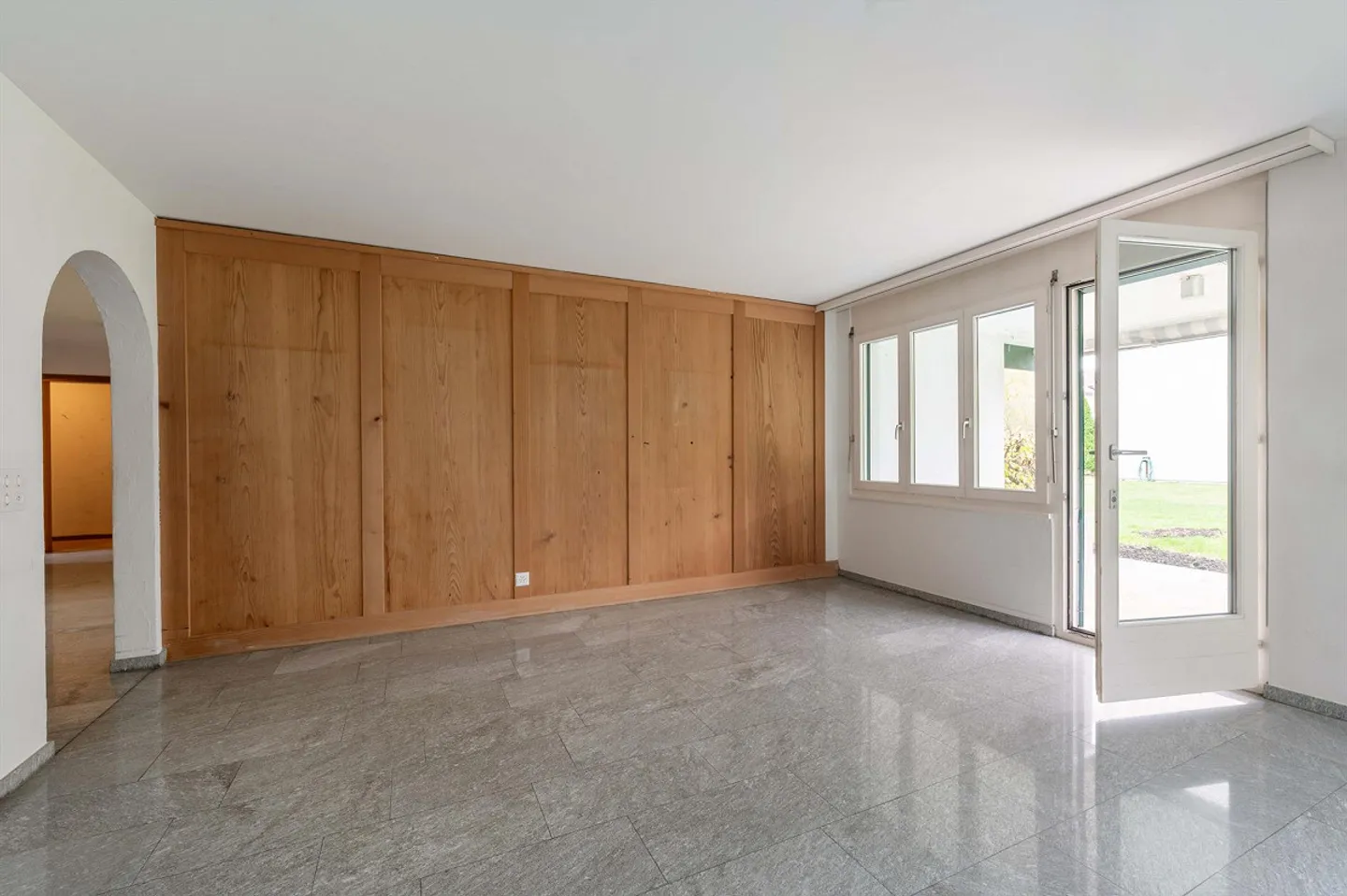 Ampio appartamento con giardino in una posizione tranquilla e centrale - Foto 5 di 12