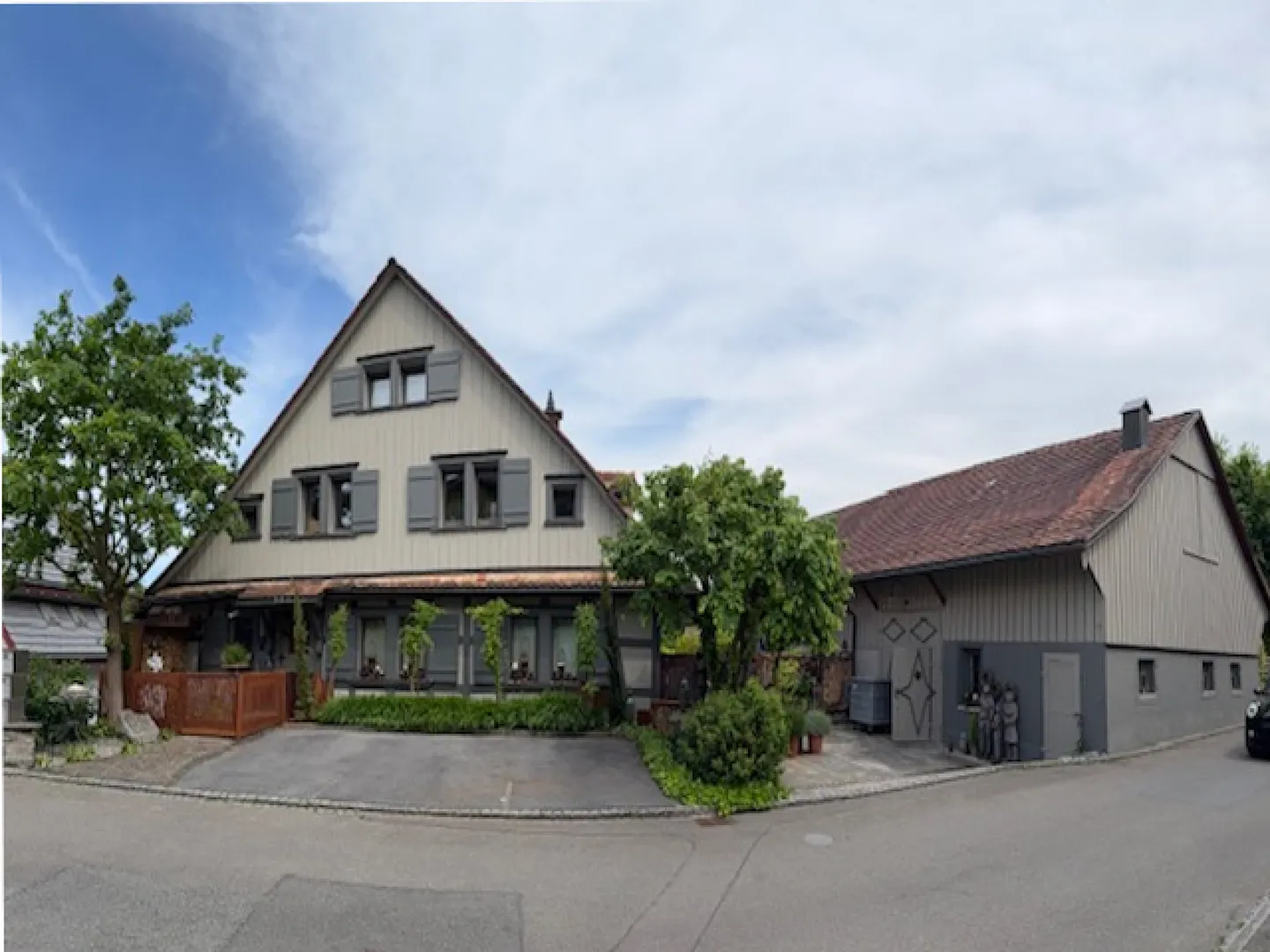 Proprietà con 2 appartamenti e fienile/casa estiva convertita - Foto 1 di 10